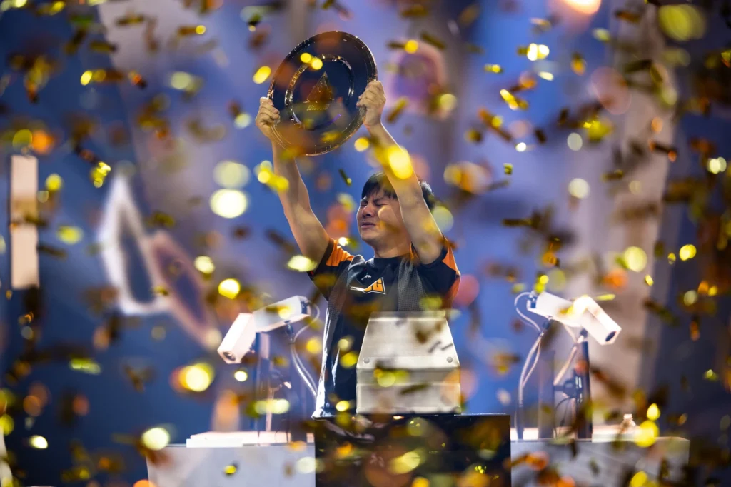 《Dota2》国际邀请赛淘汰赛现场，观众正在为TeamLiquid与XtremeGaming的精彩对决欢呼。