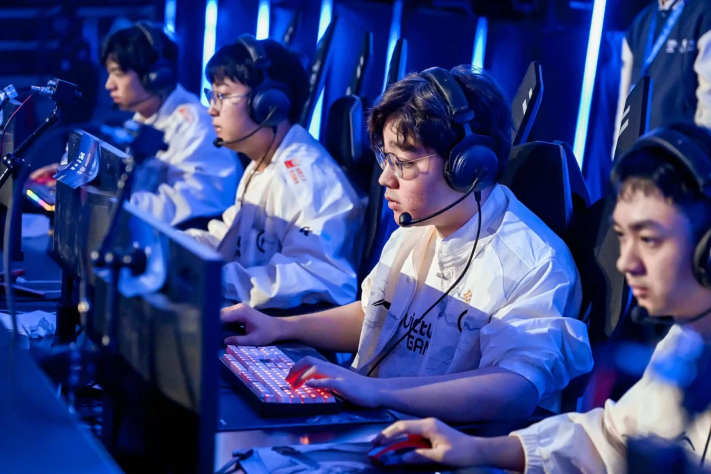 Fortnite全球锦标赛的冠军队伍捧起奖杯，庆祝他们的胜利与数百万美元的丰厚奖金。