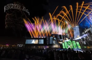 霓虹灯照亮的电竞游戏setup，屏幕显示比赛赔率和博彩界面，未来感十足。