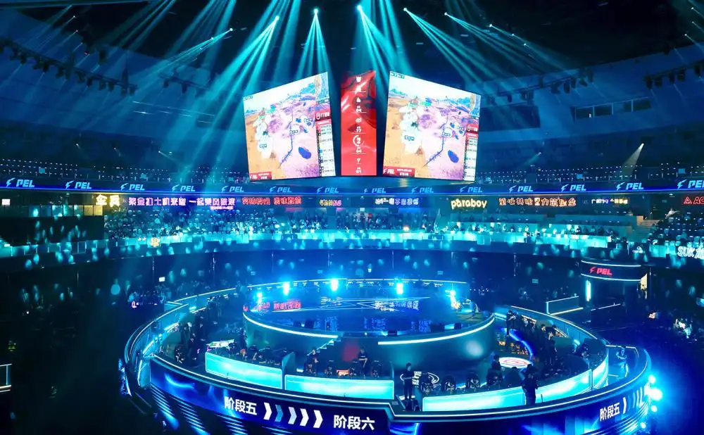 电竞菠菜现场：专业玩家分析实时赔率，屏幕显示英雄联盟决赛盘口与比分，充满激情与策略的电子竞技博彩氛围