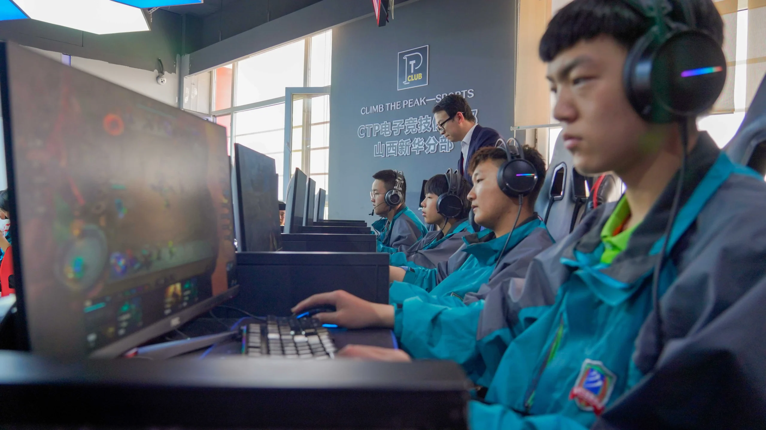 2025年热门电竞网站界面与赛事直播画面展示