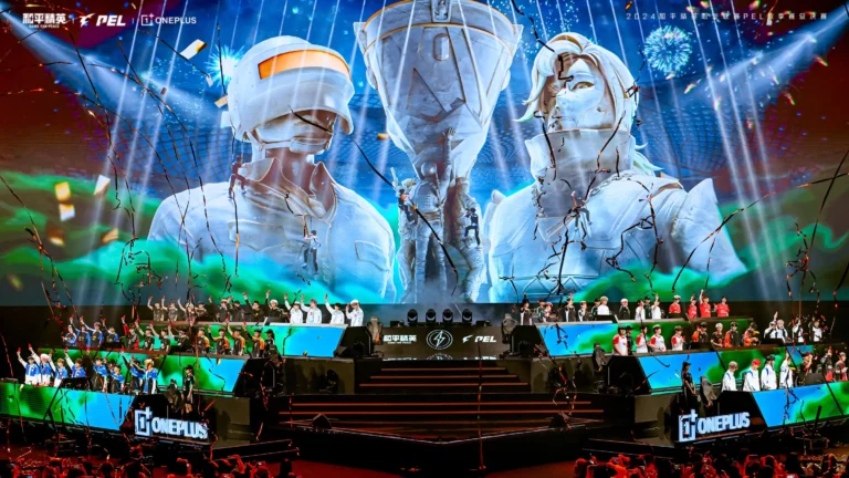 电竞直播画面中英雄联盟决赛现场，选手操作激烈，弹幕飞屏，观众欢呼。