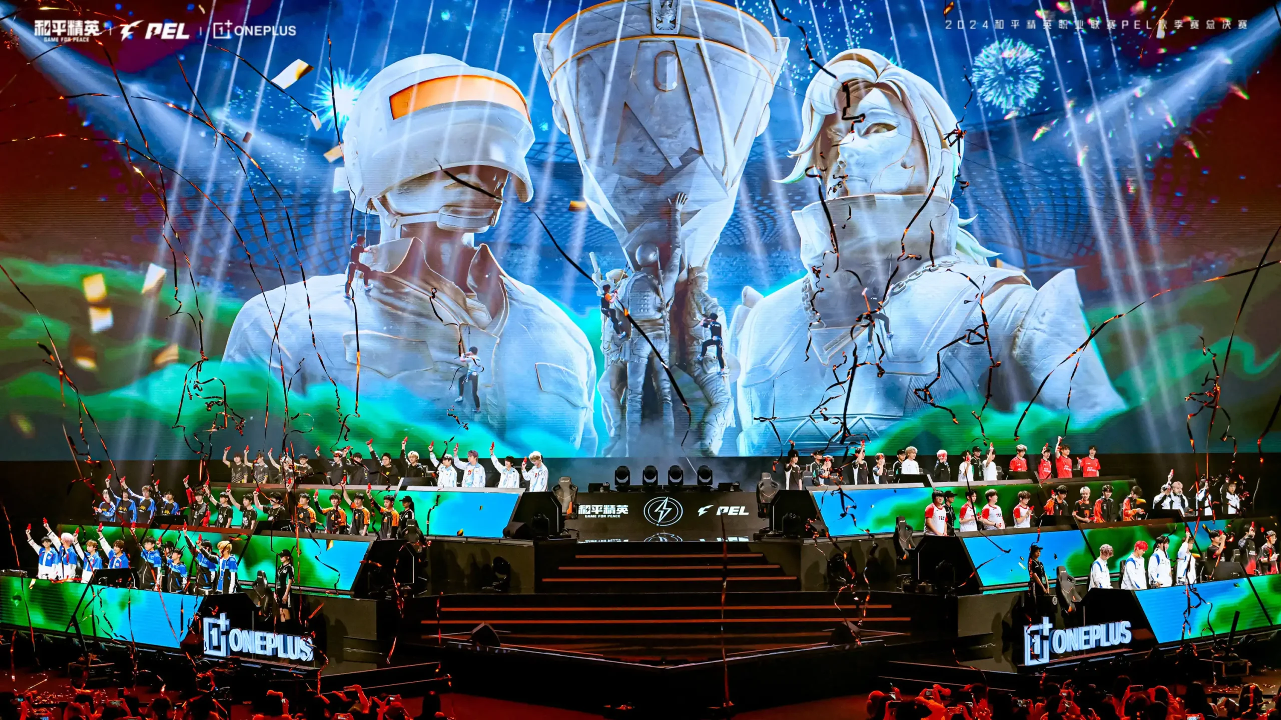 电竞直播画面中英雄联盟决赛现场，选手操作激烈，弹幕飞屏，观众欢呼。