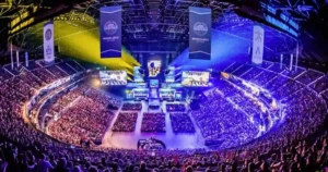 炫酷电竞玩家戴耳机注视多屏显示赔率与比赛场景