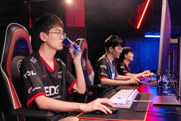 大学电子竞技专业学生在现代电竞实验室专注训练