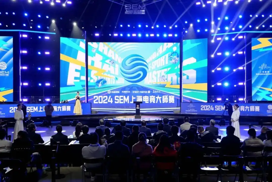 充满激情的电子竞技赛场，舞台上职业选手激烈对战，观众欢呼灯光璀璨